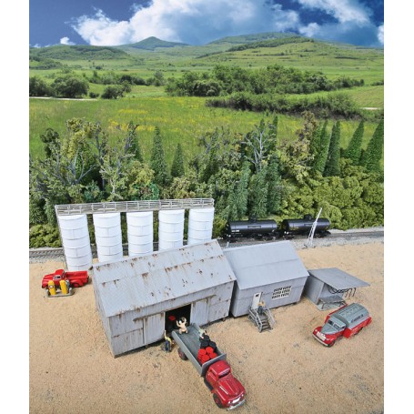 Walthers Cornerstone 4059 (HO) Trackside Oil Dealer with Storage Tanks -- Kit